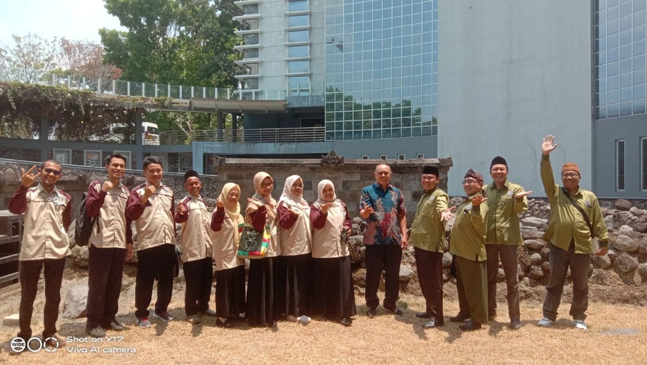 Studi Banding UPT Perpustakaan UNSIQ ke Dua Perpustakaan Universitas di Yogyakarta